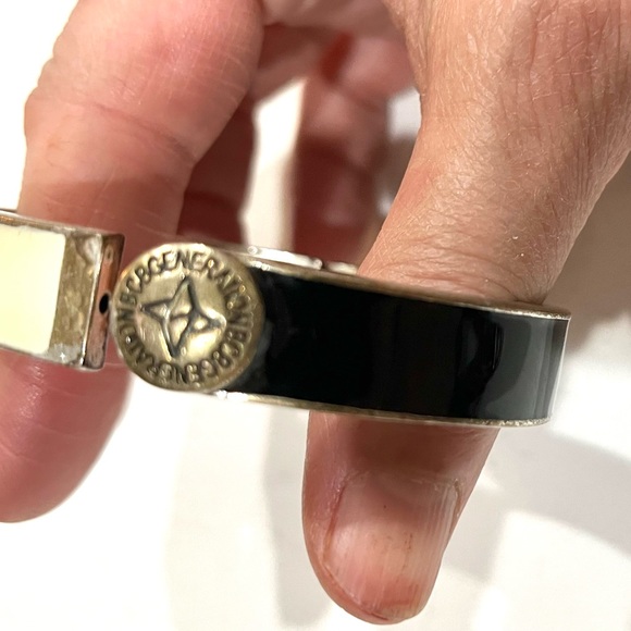 VINTAGE EXTREMELY RARE BCBG ENAMEL BLACK & WHITE DESIGN CUFF BRACELET , EUC - Picture 4 of 8